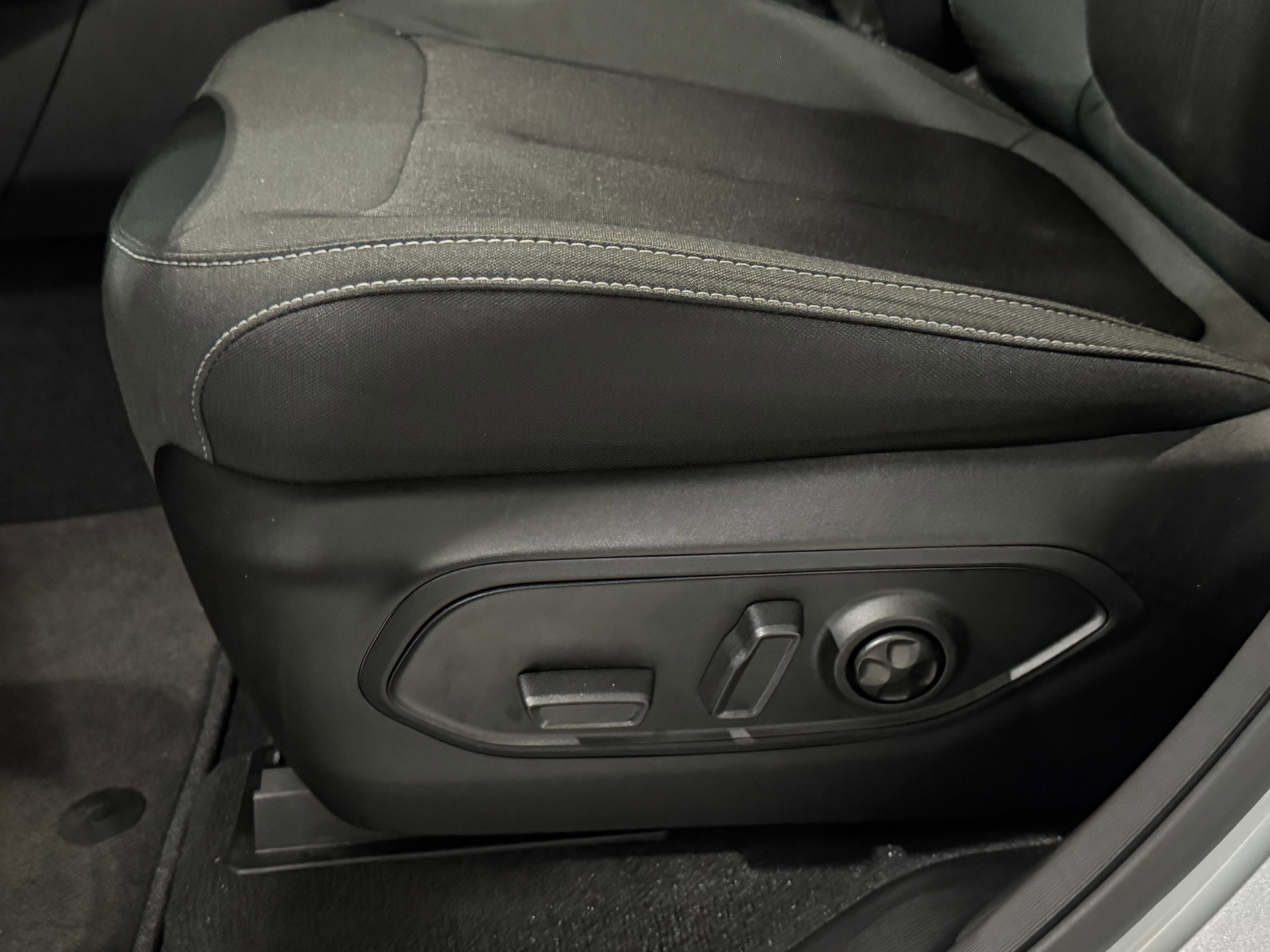 Used 2024 Jeep Grand Cherokee Laredo w/ MOPAR Finishing Package image 27