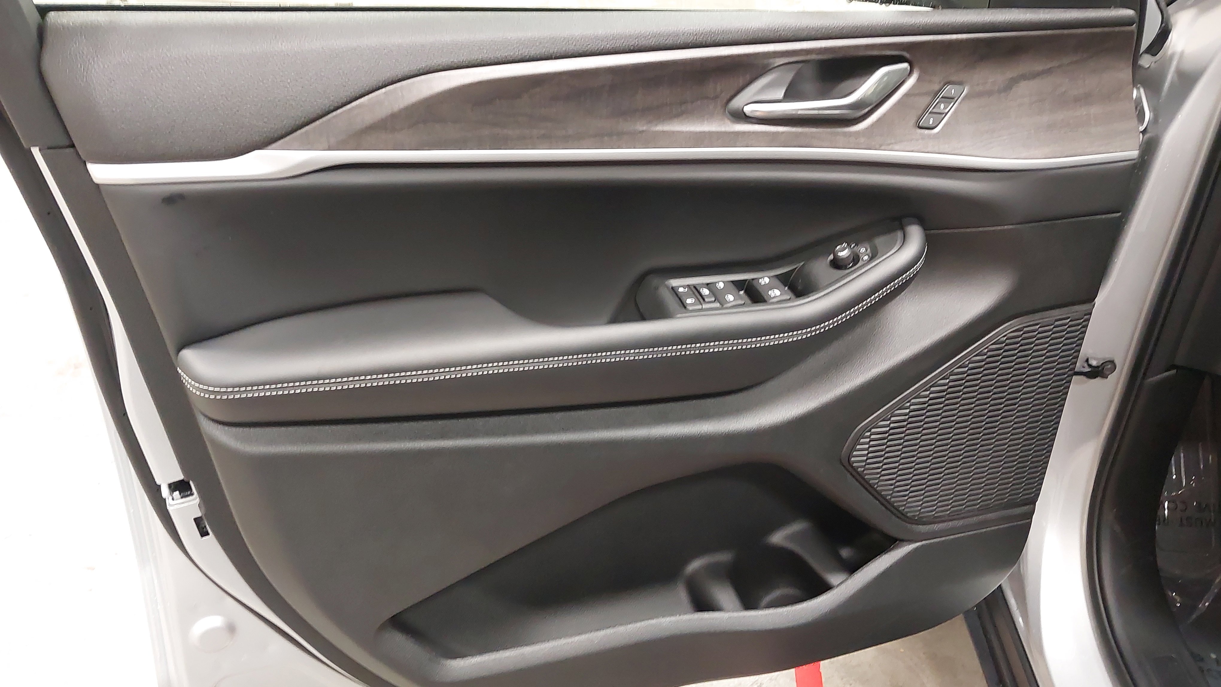 New 2025 Jeep Grand Cherokee L Limited w/ Trailer Tow Package image 24