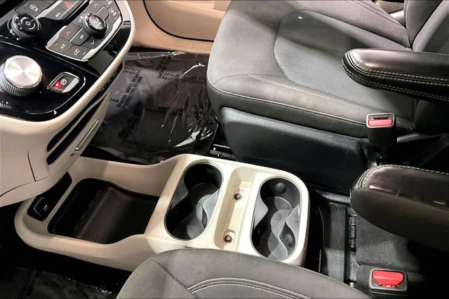 Used 2022 Chrysler Voyager LX image 18
