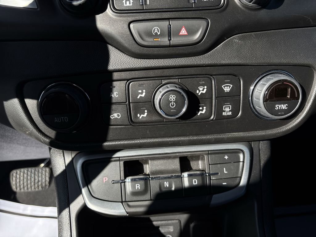 Used 2023 GMC Terrain SLT image 25