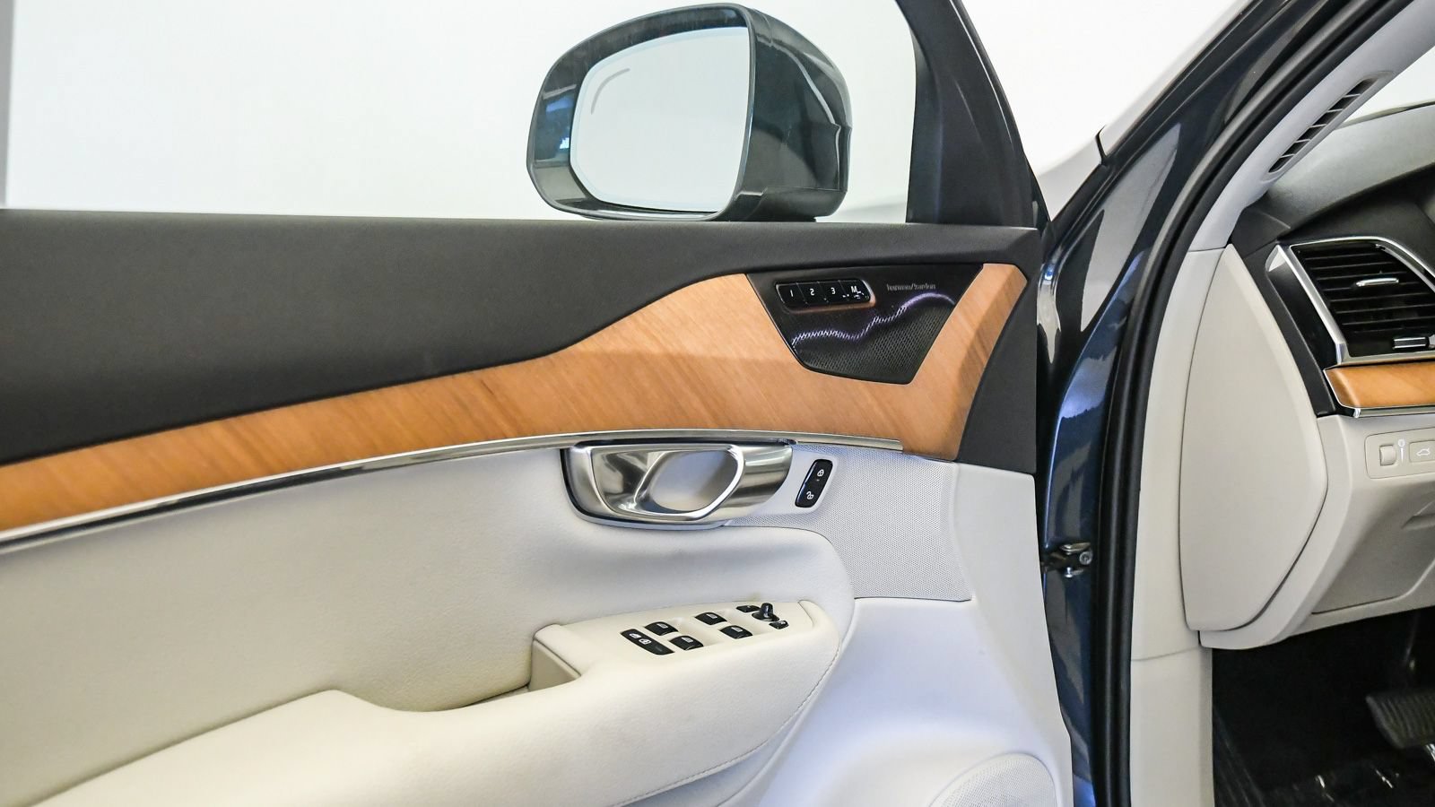 Used 2022 Volvo XC90 T8 Inscription Expression w/ Advanced Package AWD/4WD image 26