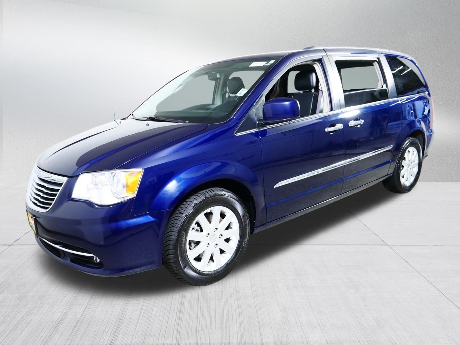 Used 2015 Chrysler Town & Country Touring w/ Driver Convenience Group FWD image 3