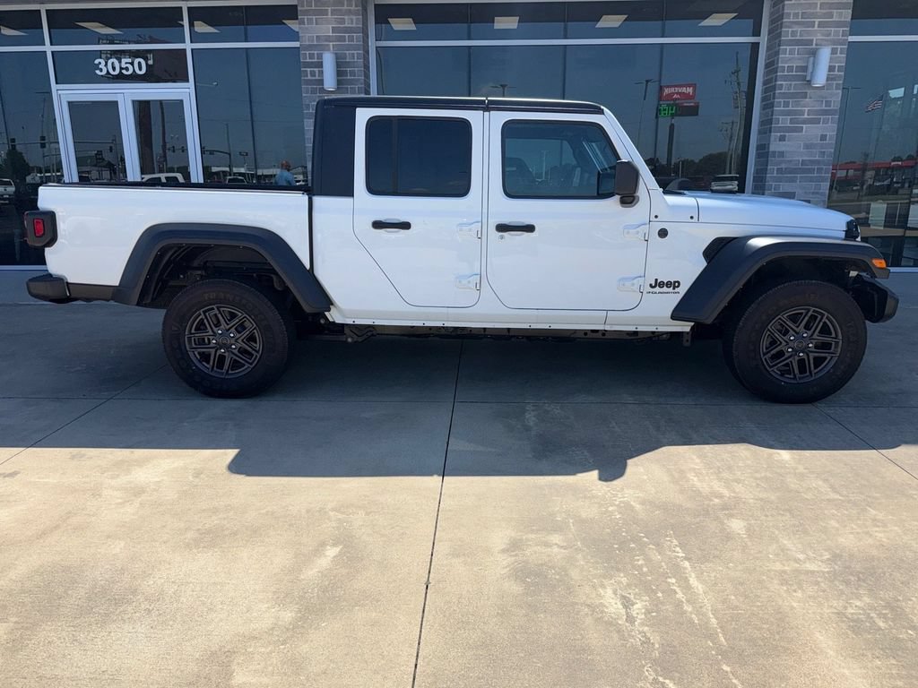 Used 2025 Jeep Gladiator Sport AWD/4WD image 3