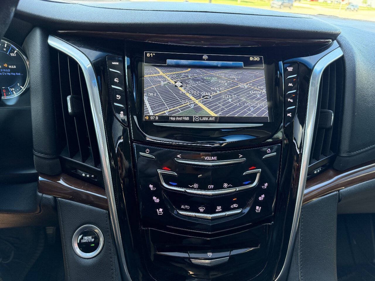 Used 2018 Cadillac Escalade Luxury AWD/4WD image 13