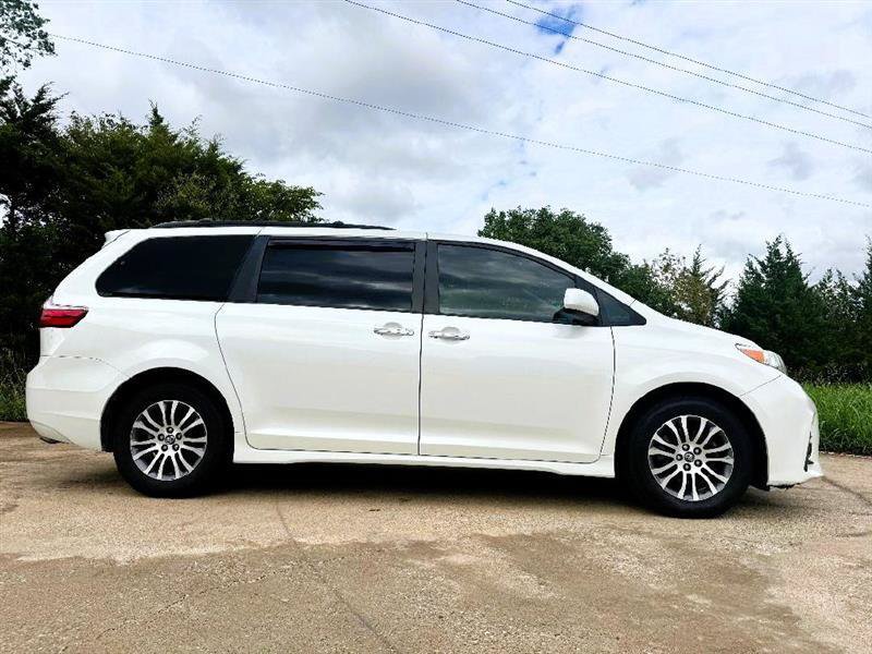 Used 2018 Toyota Sienna XLE Premium FWD image 5