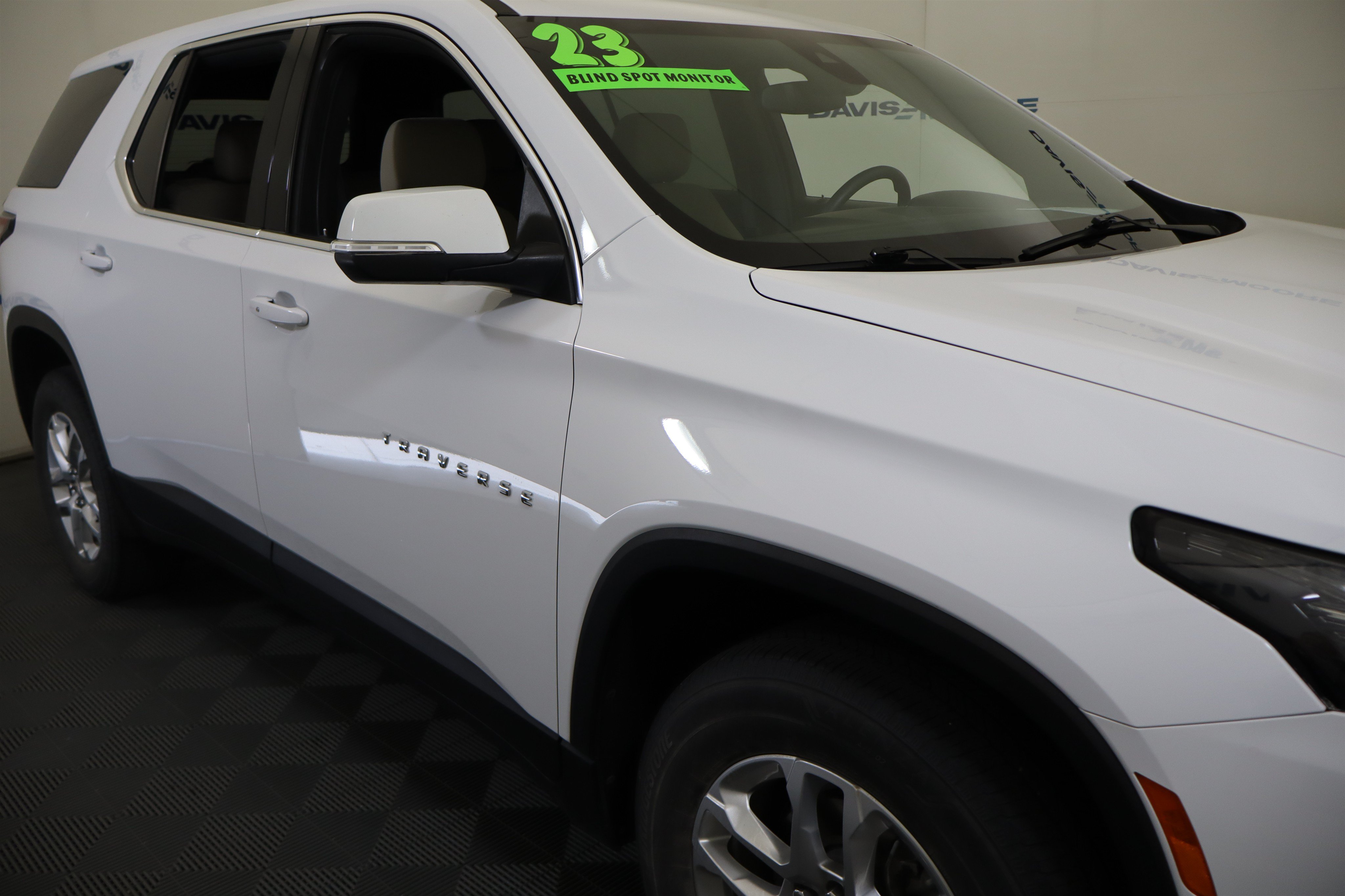 Used 2023 Chevrolet Traverse LS FWD image 4