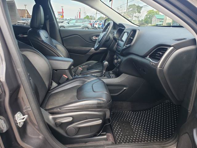 Used 2019 Jeep Cherokee Latitude Plus w/ Cold Weather Group AWD/4WD image 18