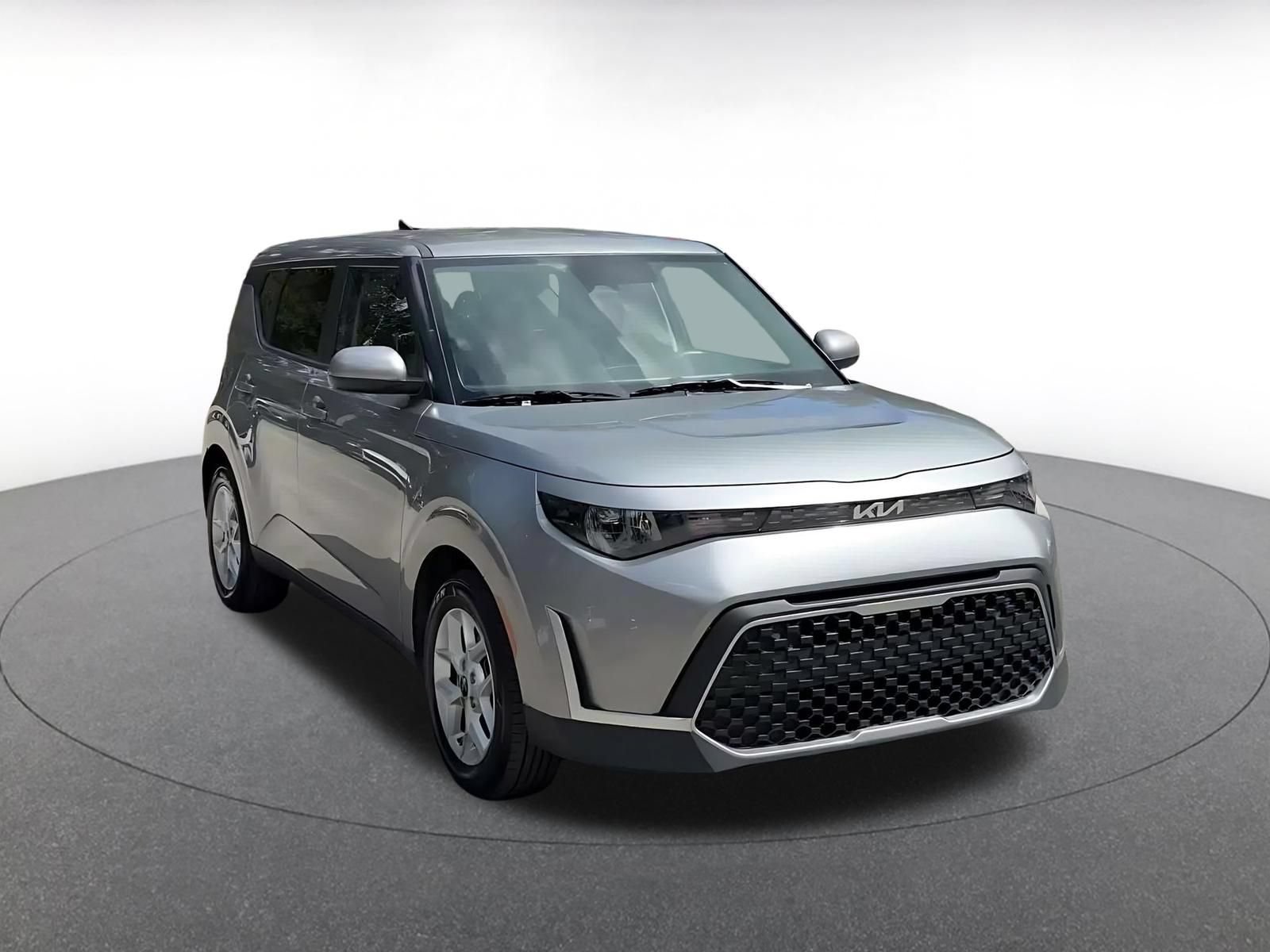 Used 2025 Kia Soul LX w/ LX Technology Package FWD image 3