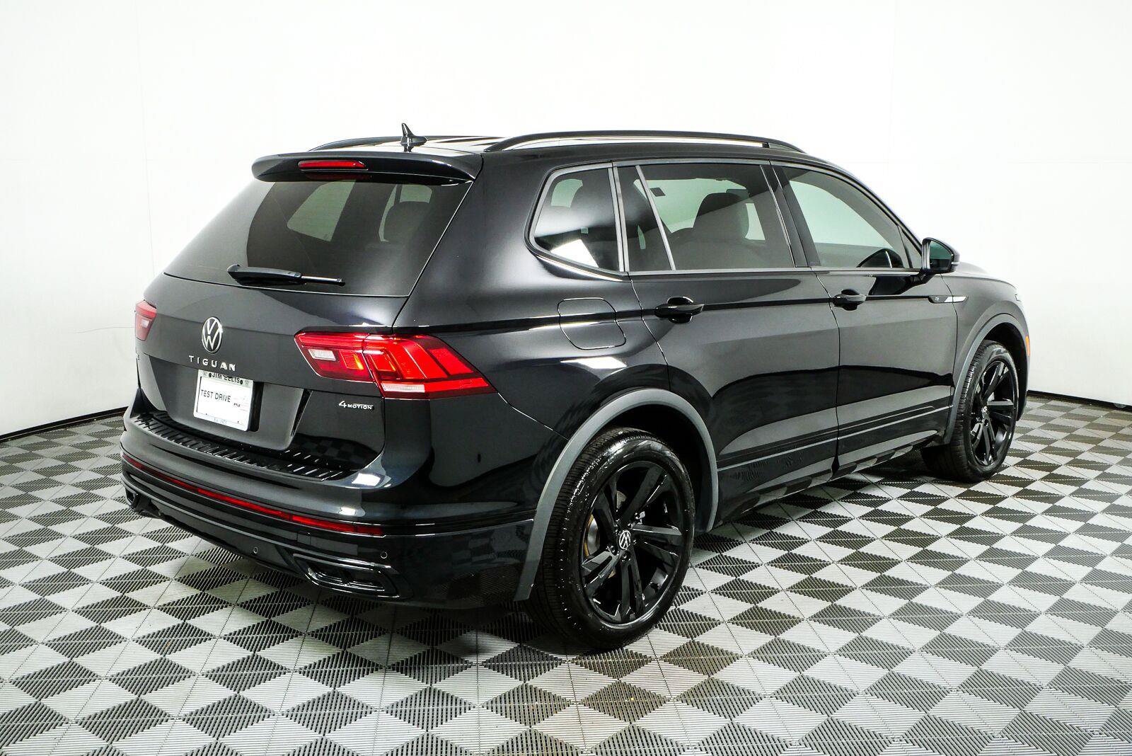 Certified 2024 Volkswagen Tiguan SE R-Line AWD/4WD image 27
