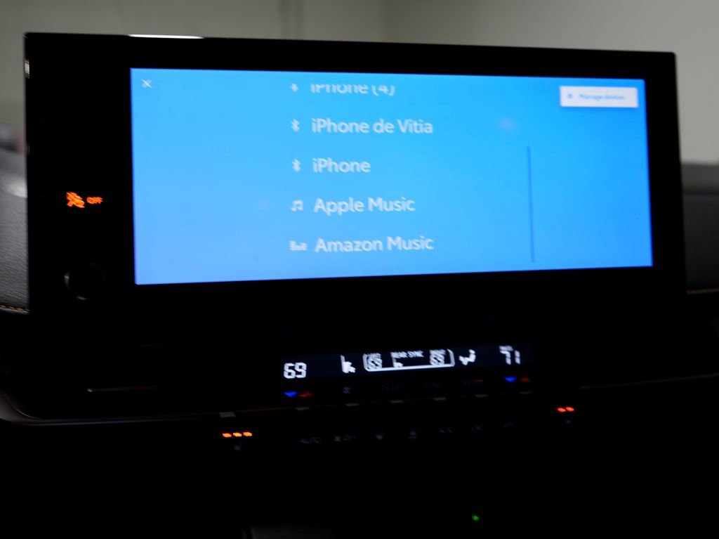 Used 2025 Toyota Sienna XLE Woodland Edition image 19