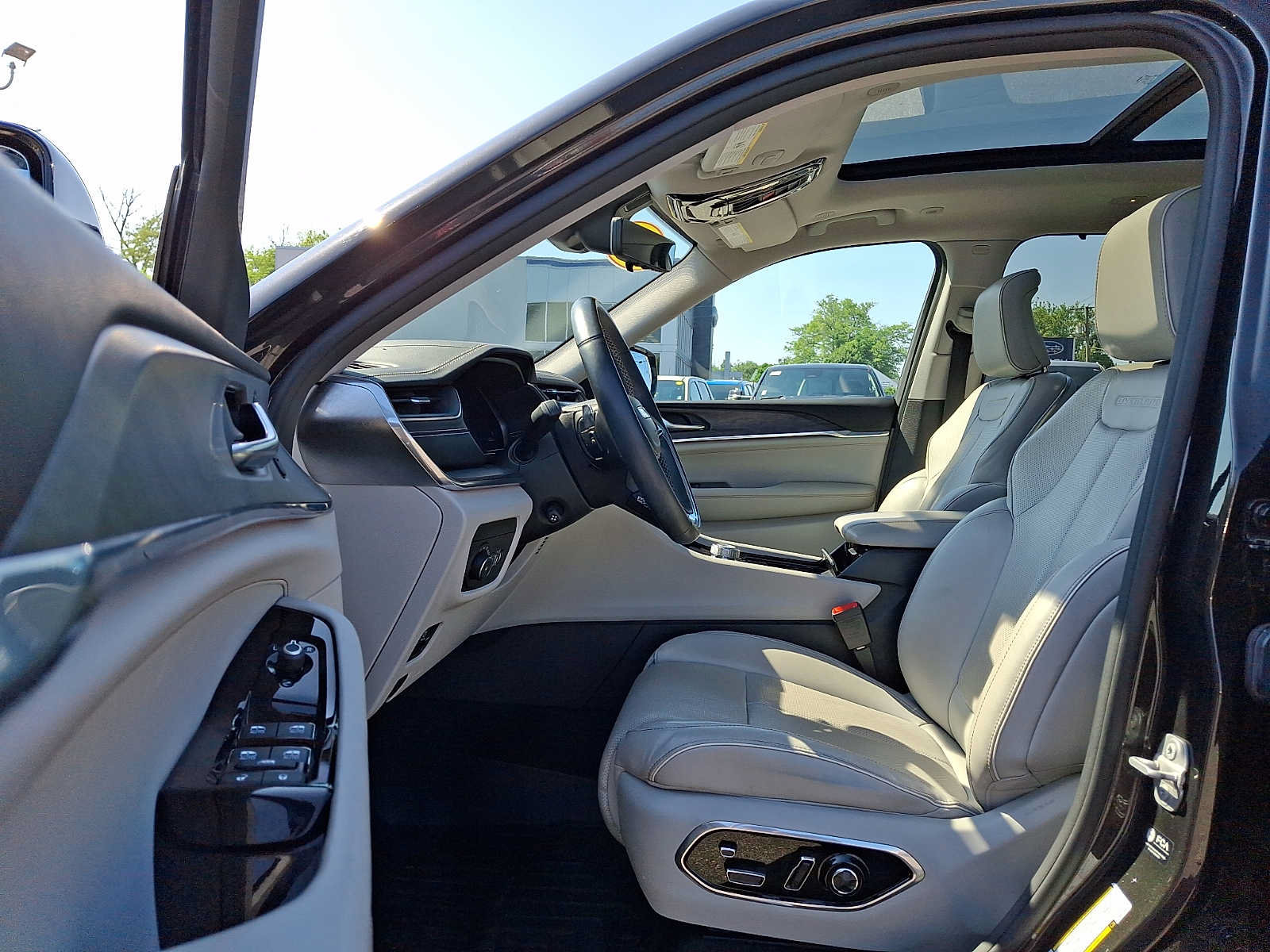 Certified 2022 Jeep Grand Cherokee L Overland w/ Luxury Tech Group IV AWD/4WD image 16