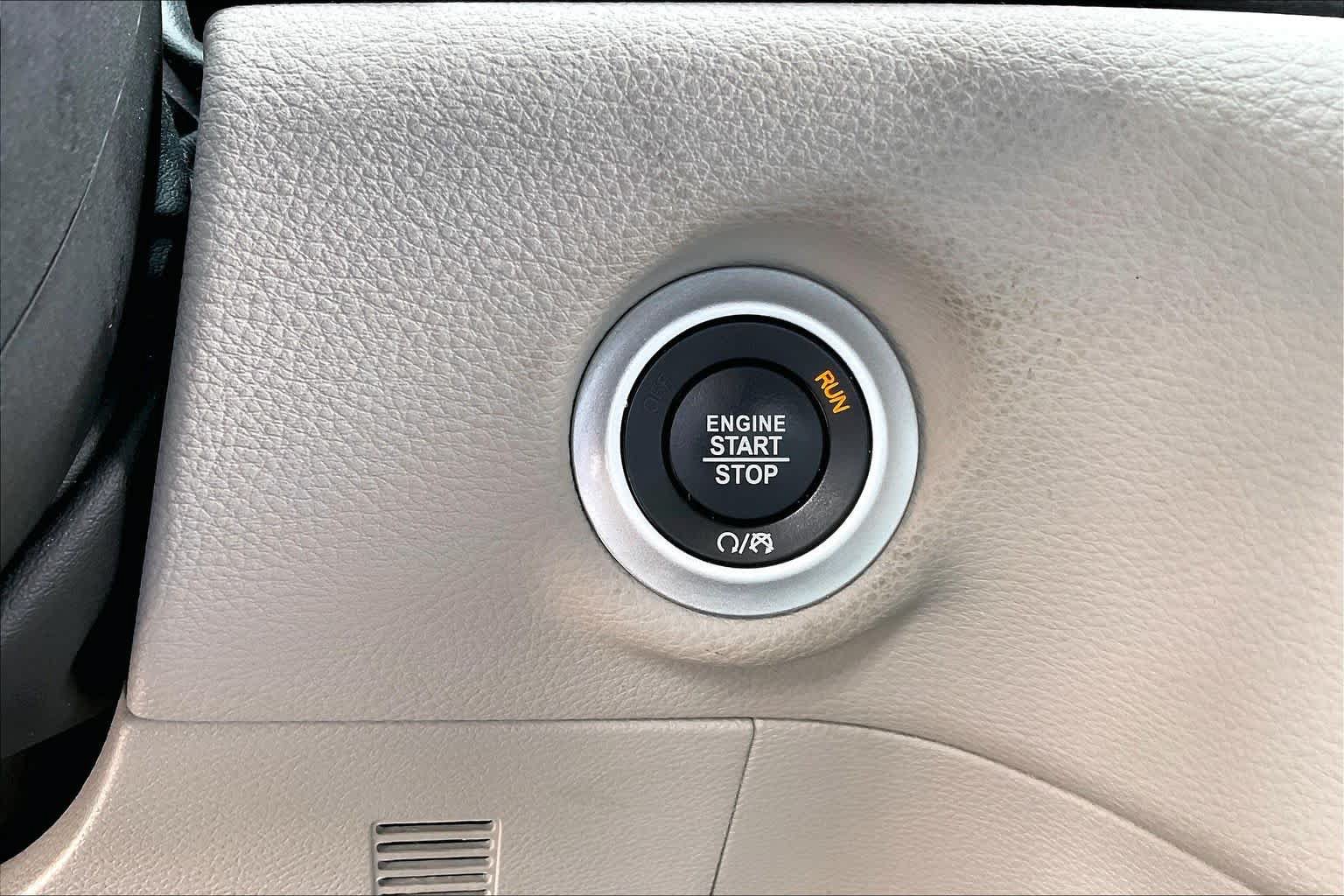 Used 2023 Chrysler Pacifica Touring-L FWD image 30