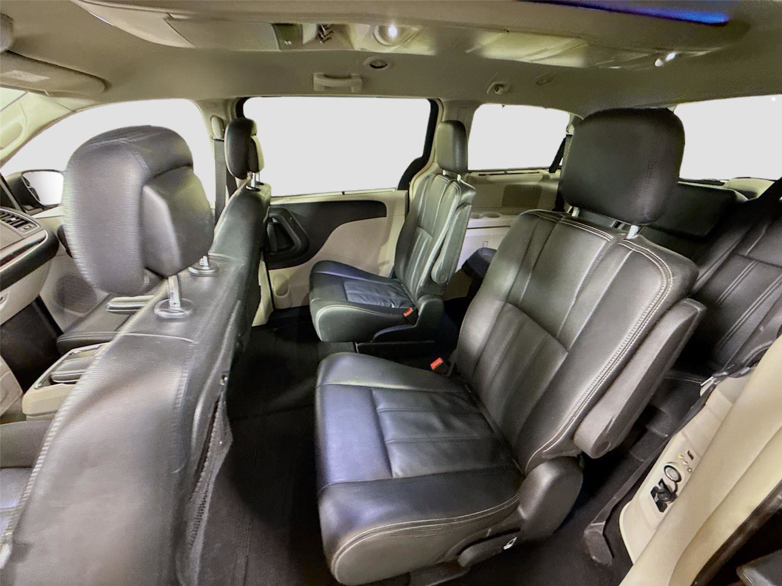 Used 2016 Chrysler Town & Country Touring image 15