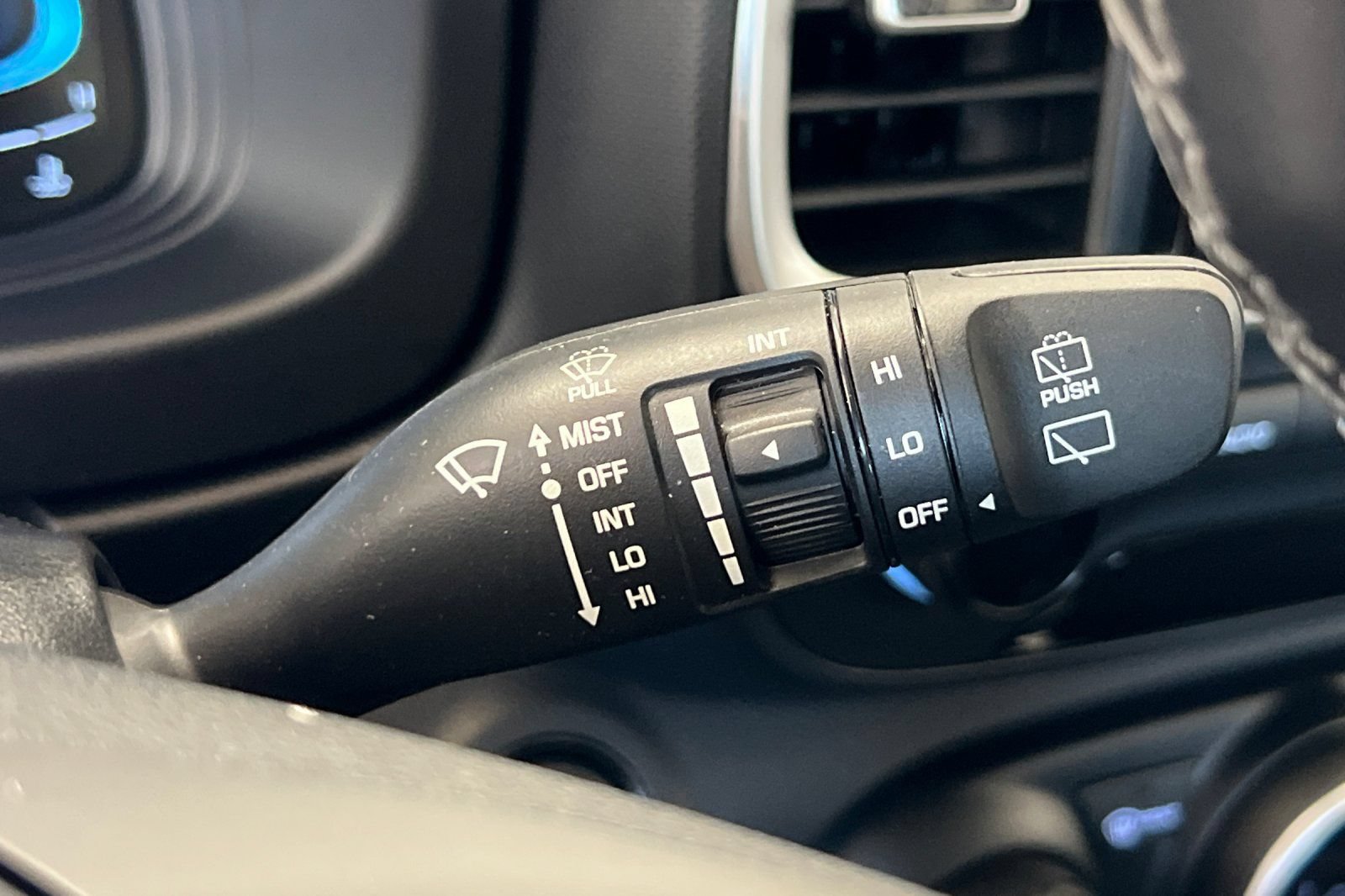 Used 2025 Hyundai Venue SEL FWD image 33