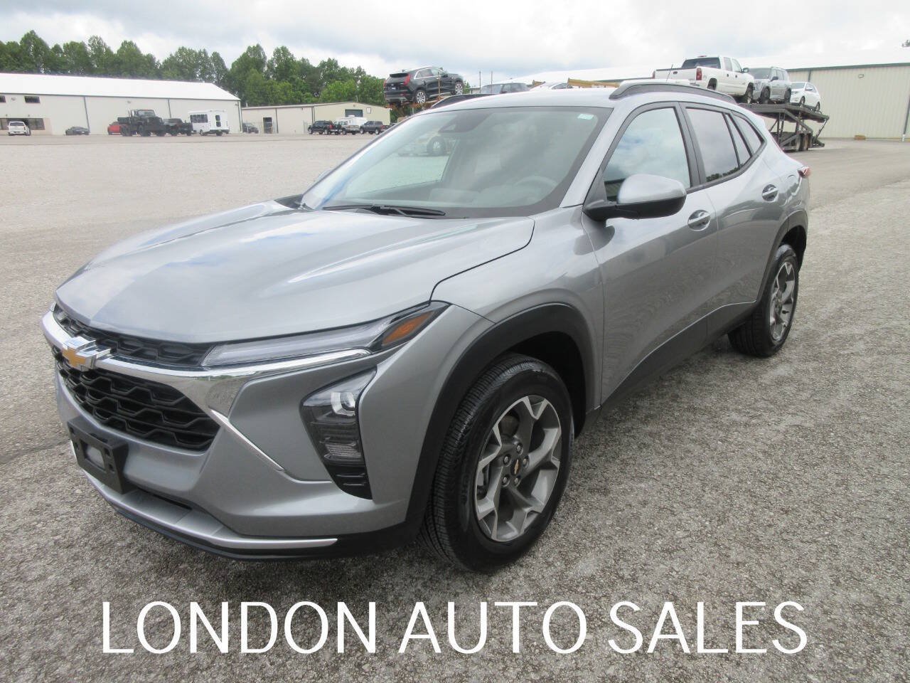 Used 2026 Chevrolet Trax LT FWD image 2