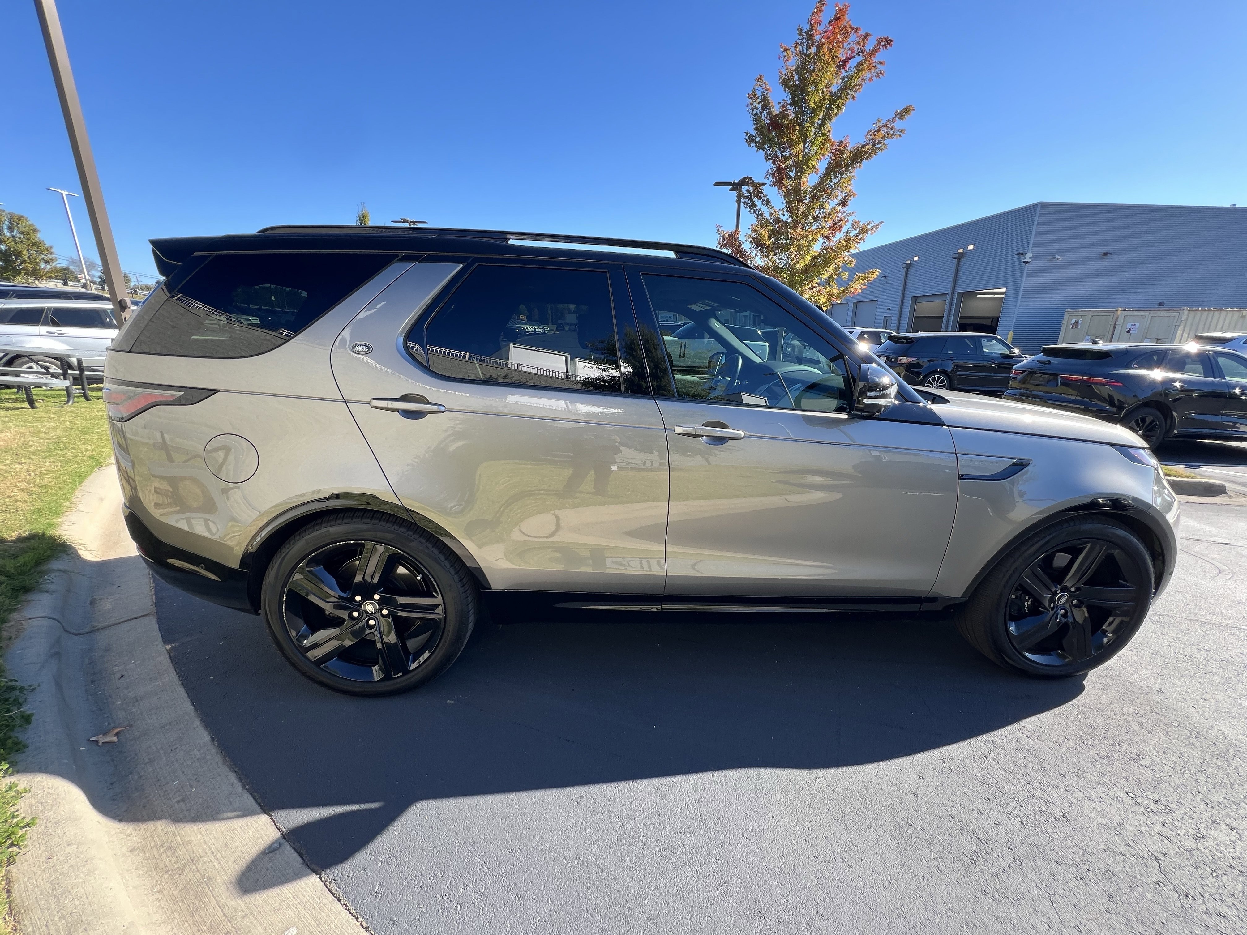 Used 2024 Land Rover Discovery Metropolitan Edition image 7