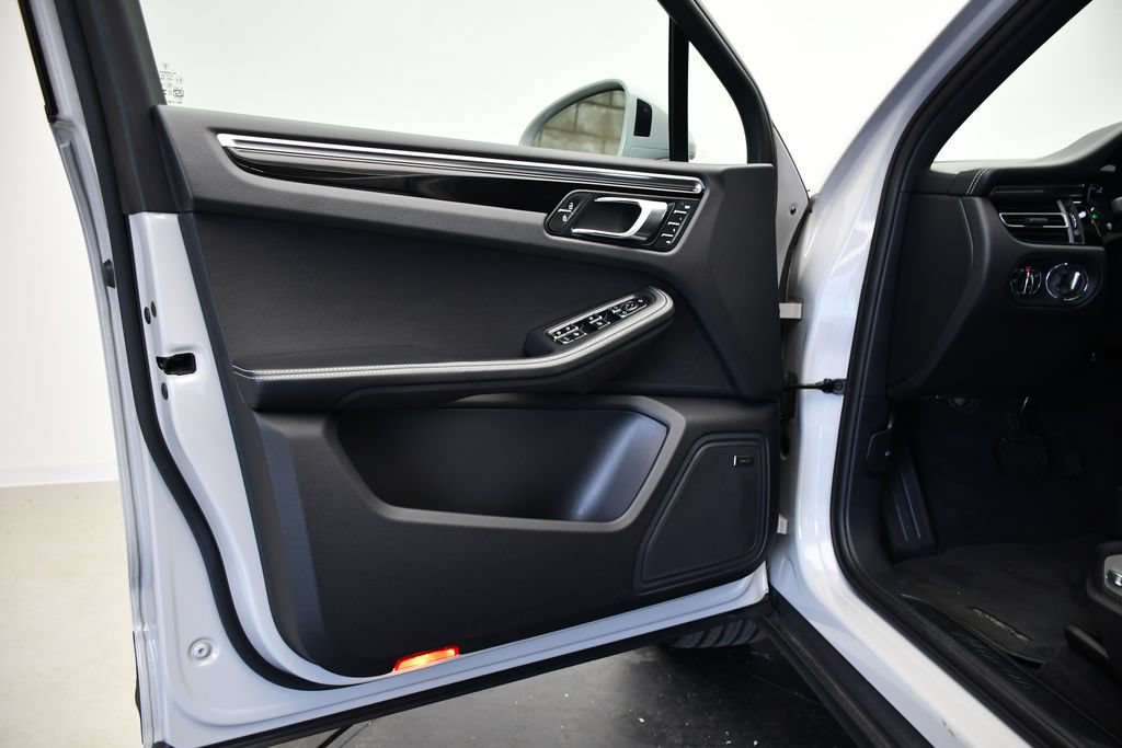 Certified 2024 Porsche Macan AWD/4WD image 32