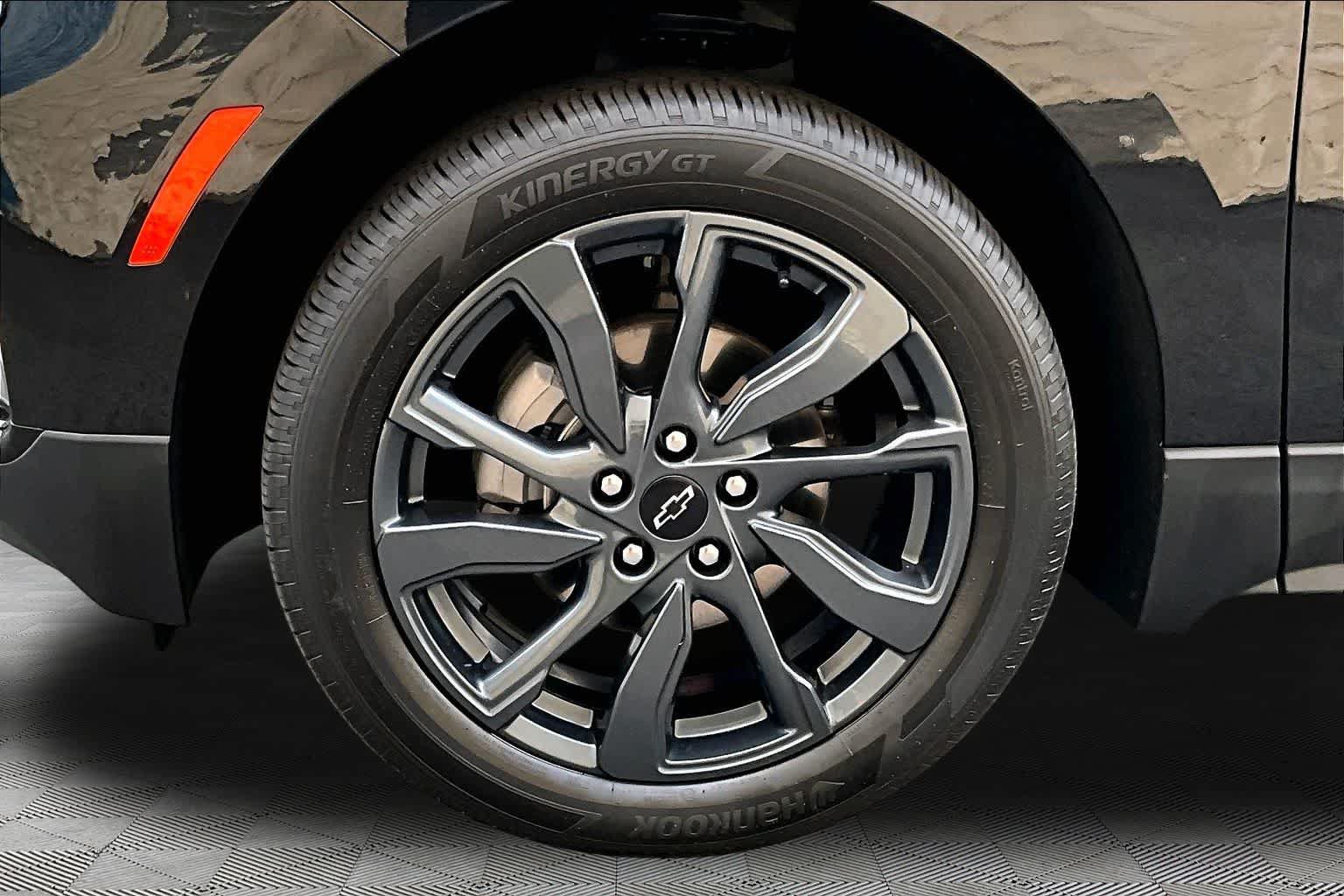 Used 2023 Chevrolet Equinox RS FWD image 11