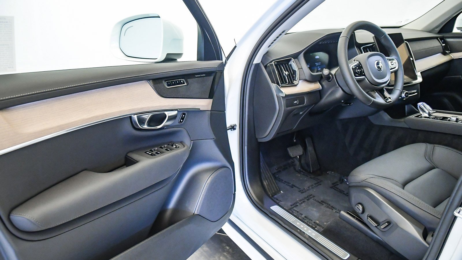 Certified 2025 Volvo XC90 B6 Plus w/ Protection Package Premier image 24