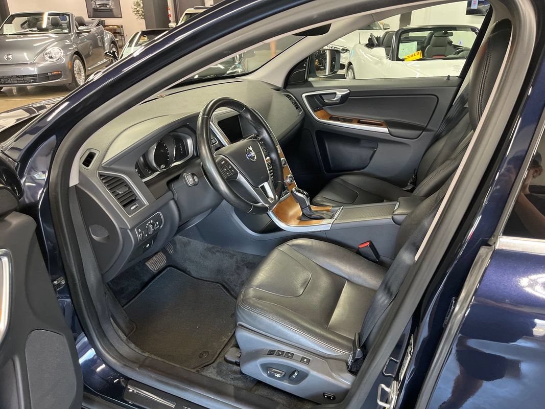 Used 2017 Volvo XC60 T5 Inscription w/ Preferred Option Package FWD image 30