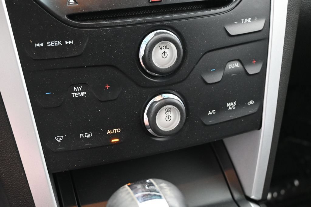Used 2015 Ford Explorer XLT w/ Equipment Group 201B FWD image 23