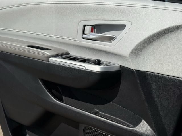 Used 2025 Toyota Sienna XLE FWD image 27