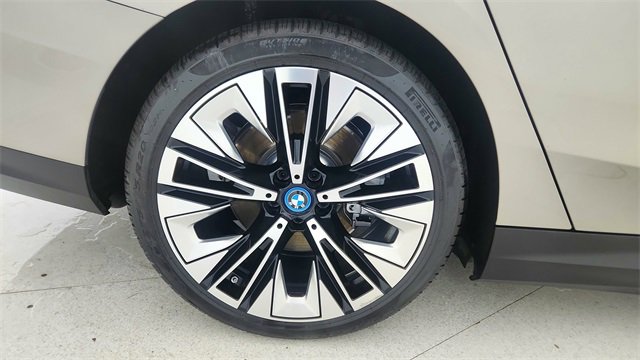 Used 2025 BMW i5 xDrive40 image 61