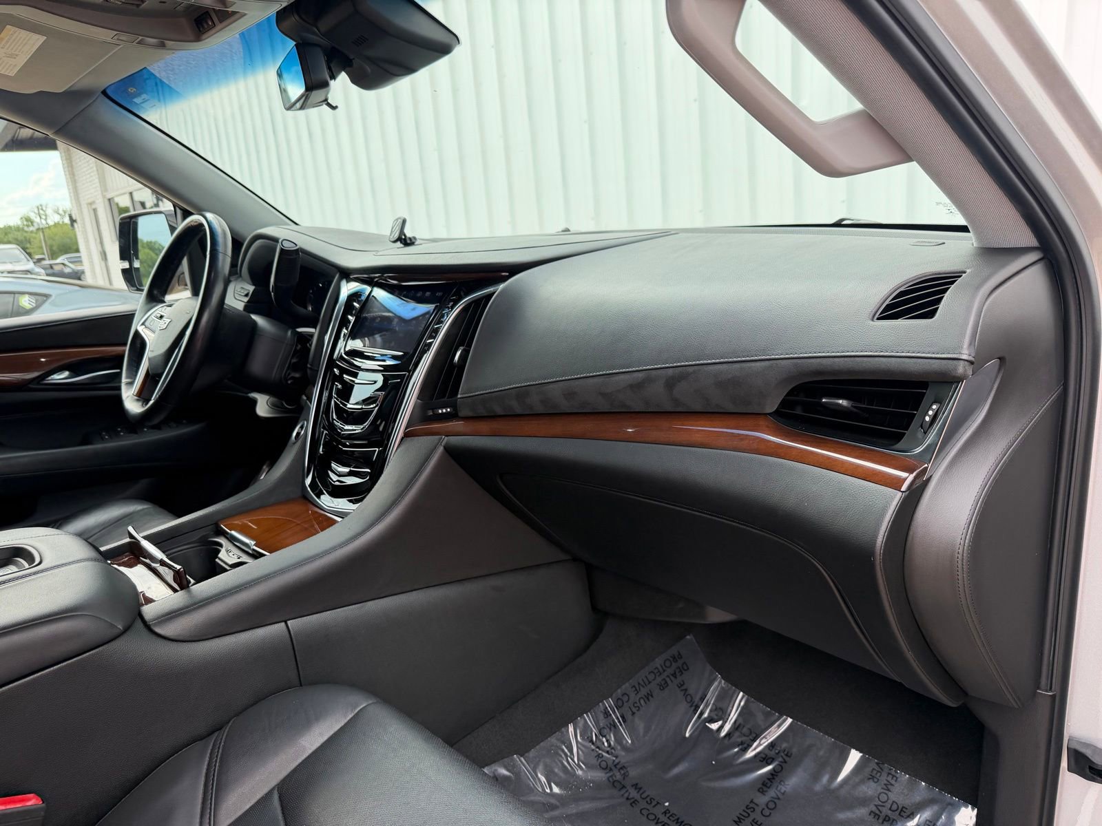 Used 2018 Cadillac Escalade ESV Luxury AWD/4WD image 17
