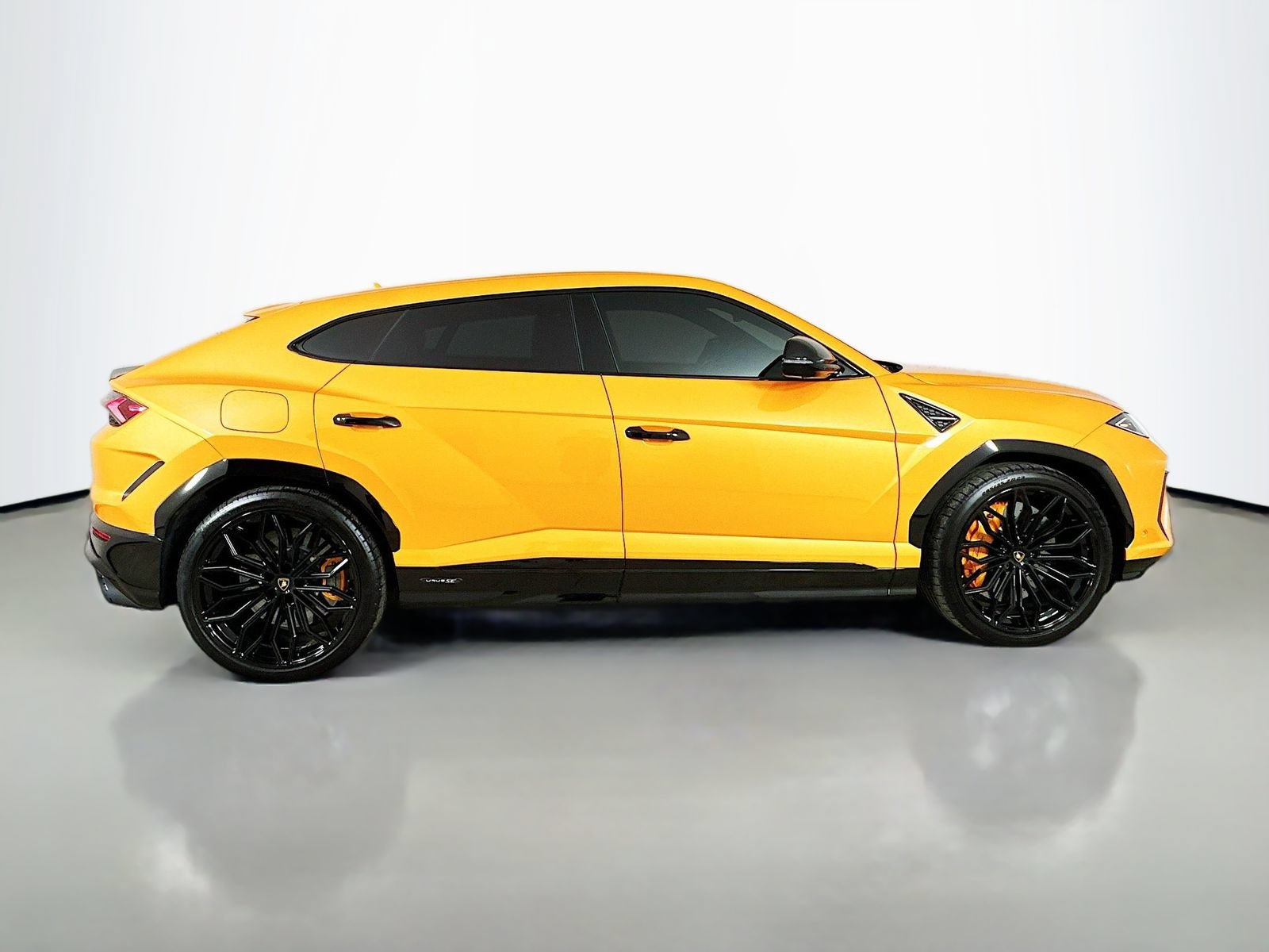 Used 2025 Lamborghini Urus SE AWD/4WD image 4