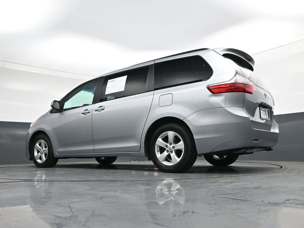 Used 2015 Toyota Sienna LE image 38