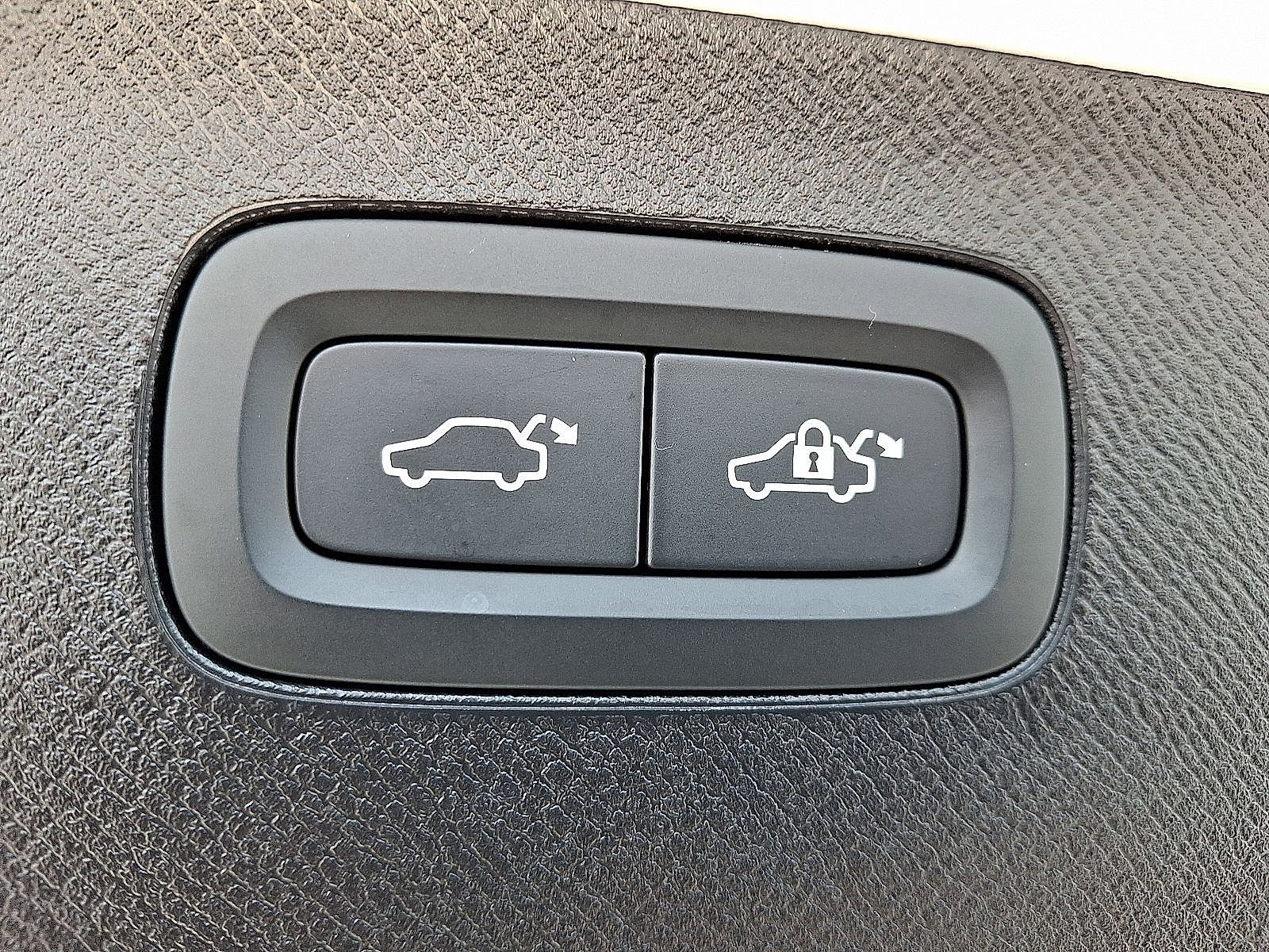 Used 2024 Volvo XC90 B6 Plus w/ Protection Package image 28
