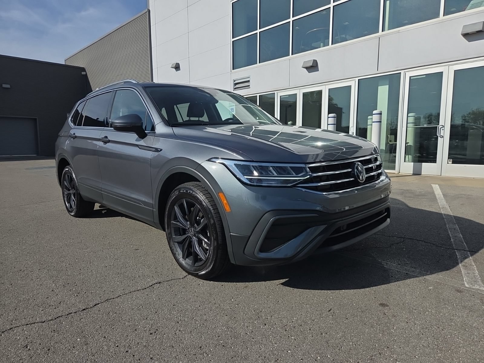 Certified 2024 Volkswagen Tiguan SE AWD/4WD image 30