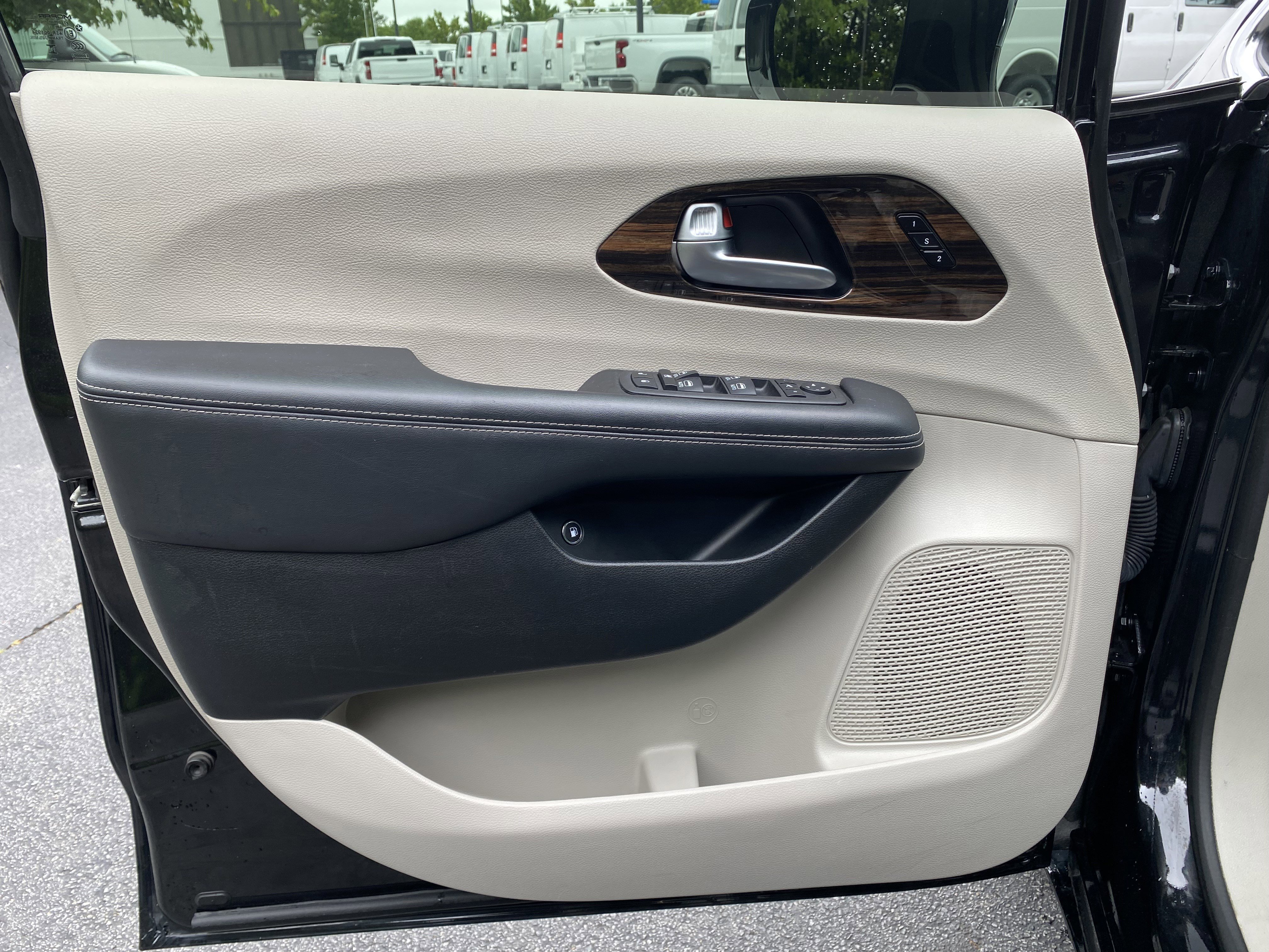 Used 2023 Chrysler Pacifica Limited FWD image 15