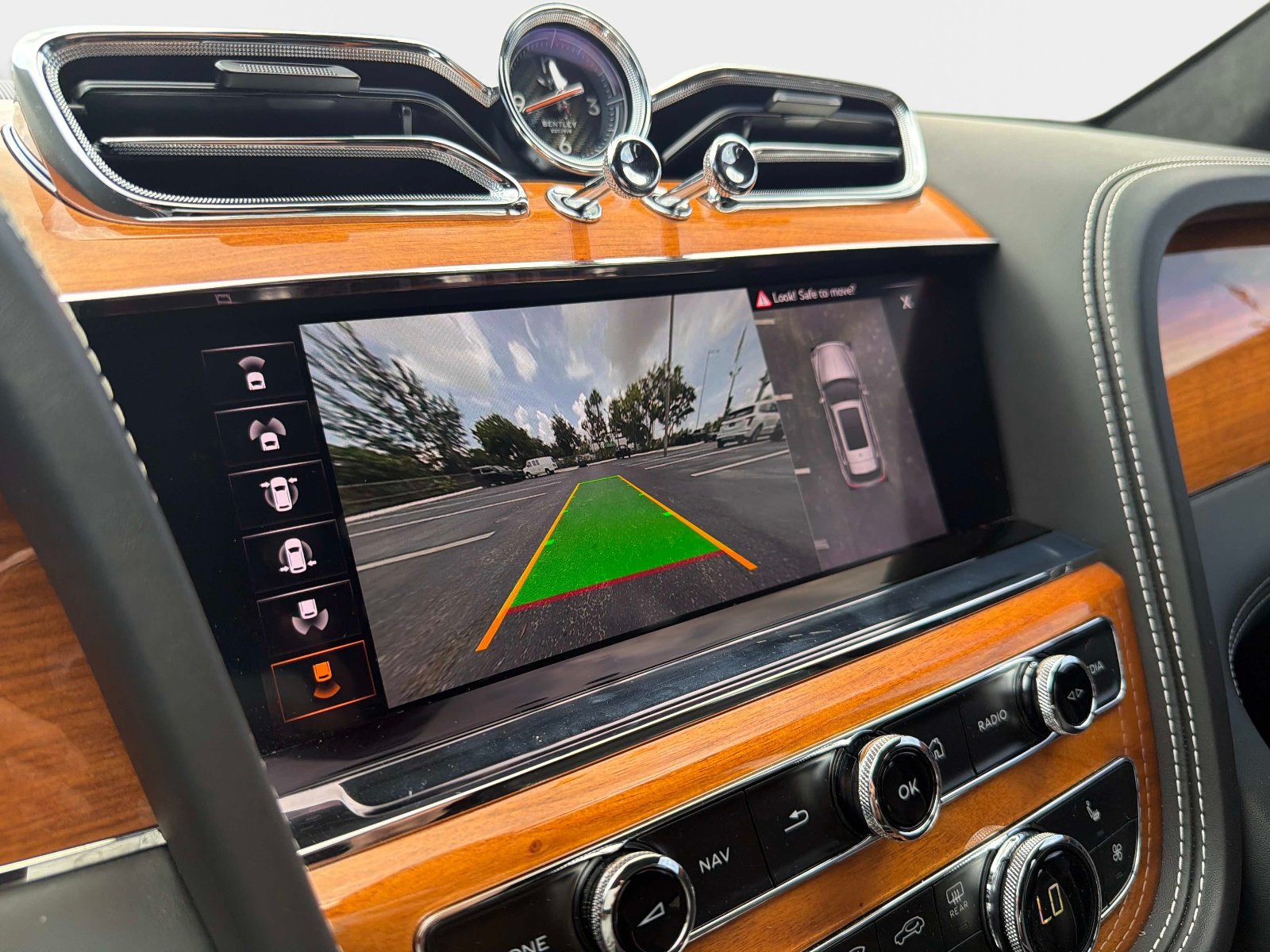 Used 2022 Bentley Bentayga AWD/4WD image 43
