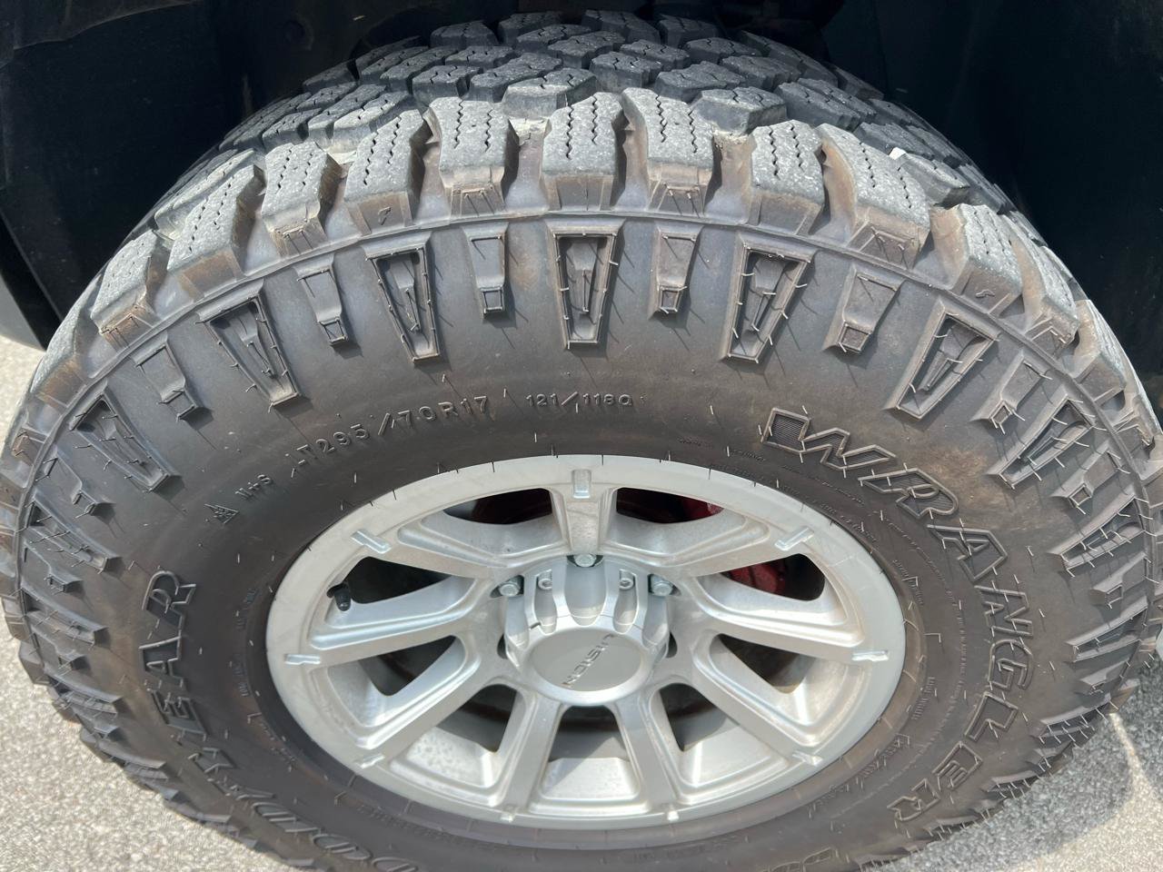 Used 2009 HUMMER H3T Luxury AWD/4WD image 2