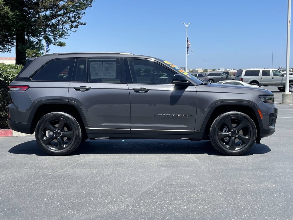 Used 2023 Jeep Grand Cherokee Altitude AWD/4WD image 5