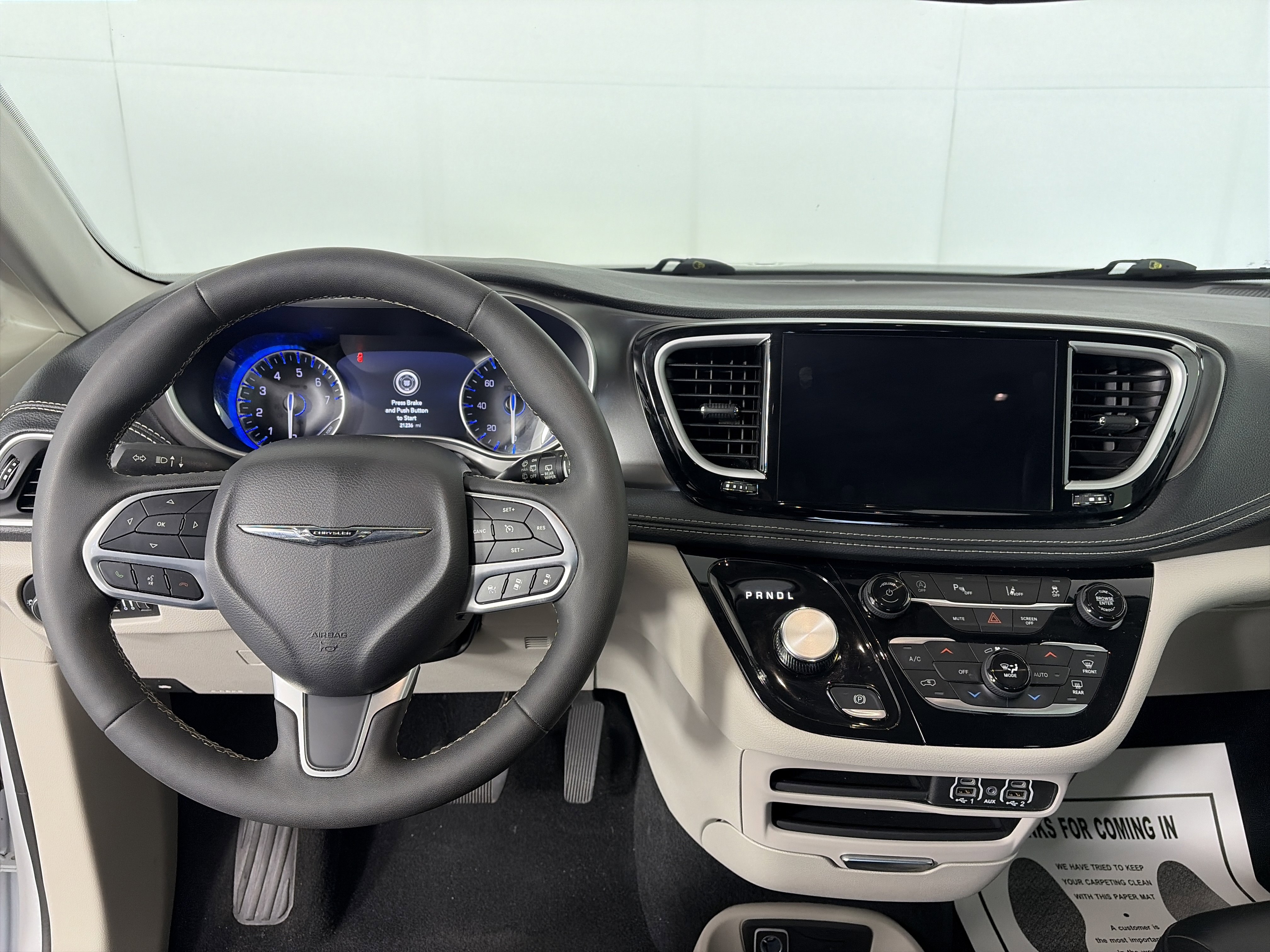 Used 2024 Chrysler Pacifica Touring-L image 3