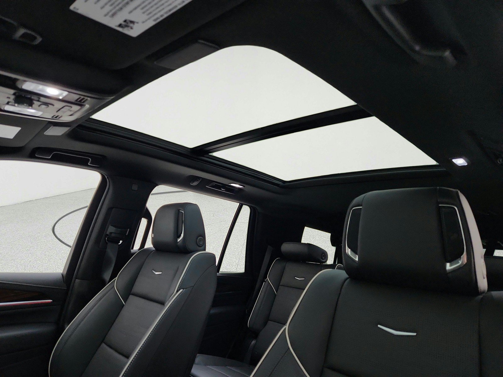 Used 2024 Cadillac Escalade Premium Luxury AWD/4WD image 18