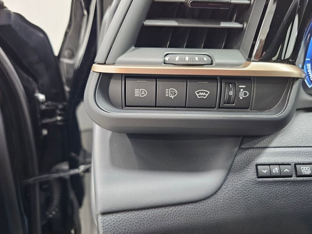 Used 2025 Toyota Crown Signia AWD/4WD image 28