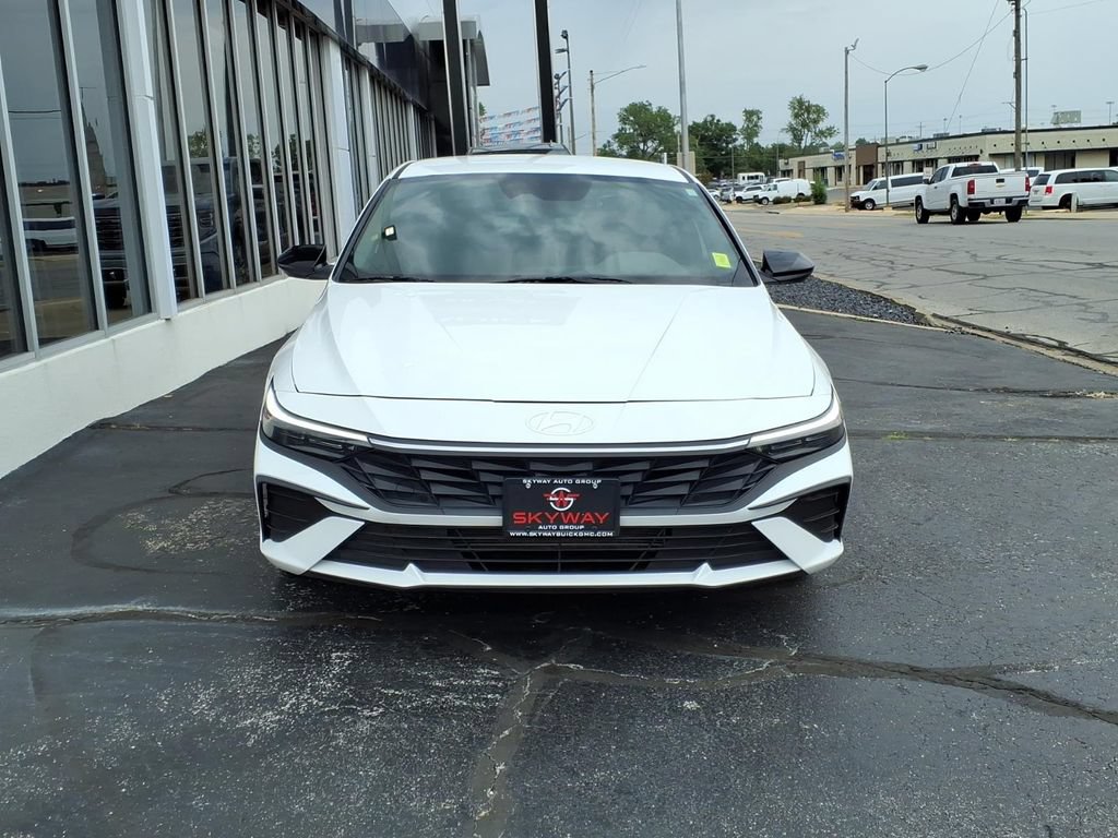 Used 2025 Hyundai Elantra Sport FWD image 2