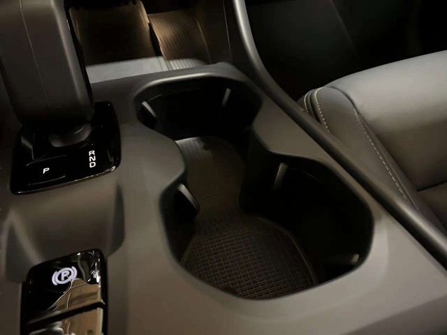 Used 2025 Volvo XC40 B5 Core image 22