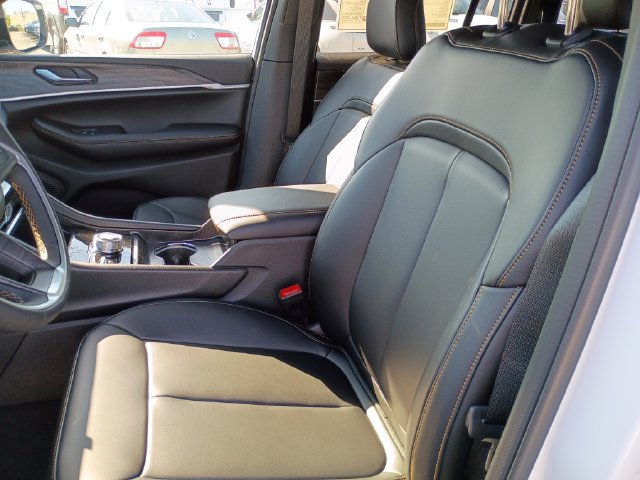 New 2026 Jeep Grand Cherokee Limited AWD/4WD image 12