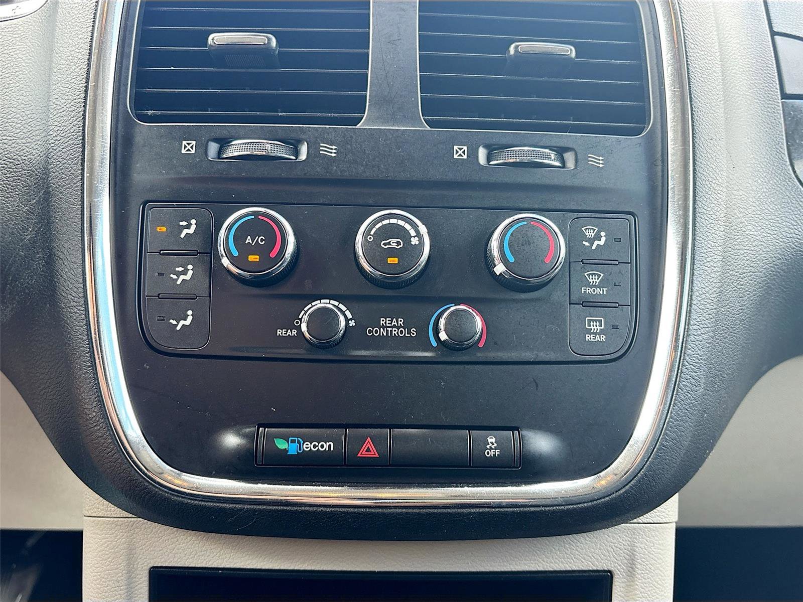 Used 2019 Dodge Grand Caravan SE FWD image 16