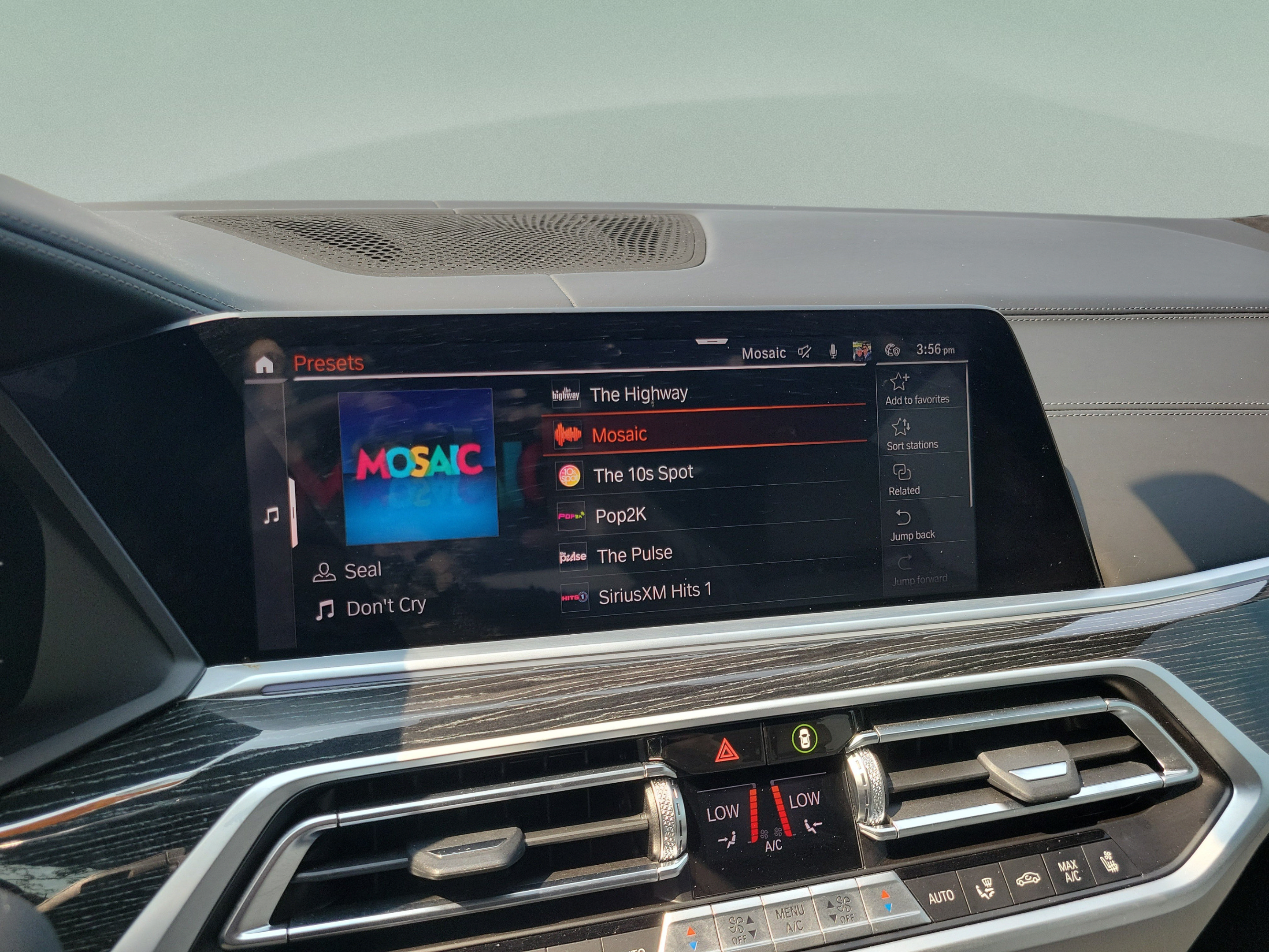 Used 2021 BMW X7 M50i w/ Dynamic Handling Package AWD/4WD image 28