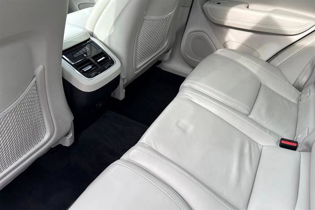 Certified 2023 Volvo XC60 B6 Ultimate w/ Protection Package Premier image 12