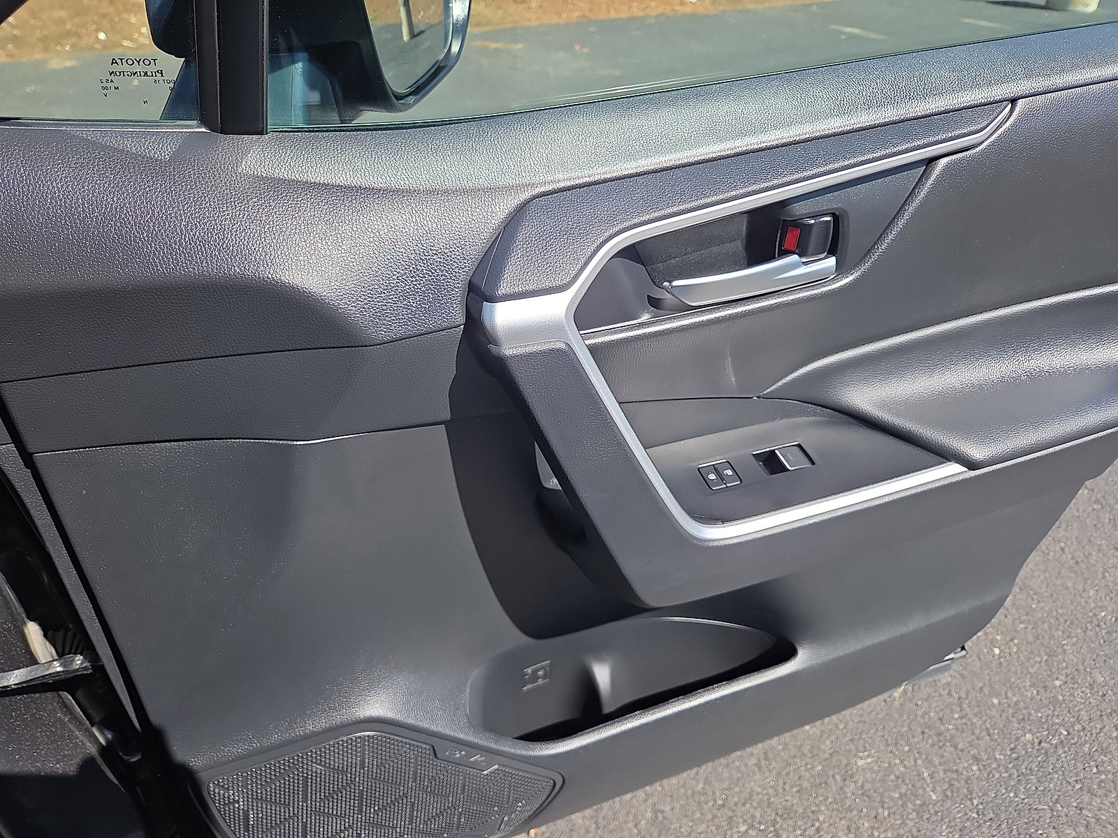 Used 2025 Toyota RAV4 XLE w/ Convenience Package image 17