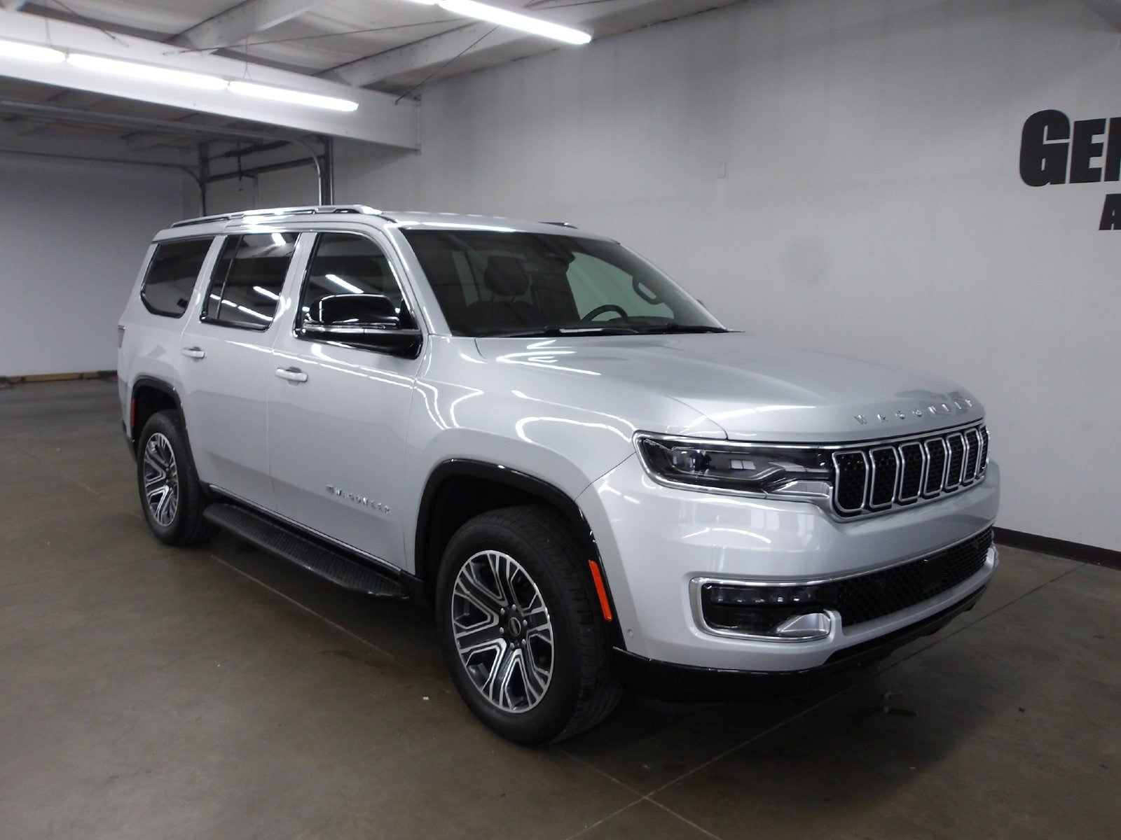 Used 2025 Jeep Wagoneer 4WD image 4