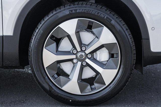 New 2026 Volvo XC40 B5 Plus w/ Protection Package Premier AWD/4WD image 18