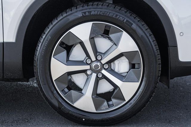 New 2026 Volvo XC40 B5 Plus w/ Protection Package Premier image 18