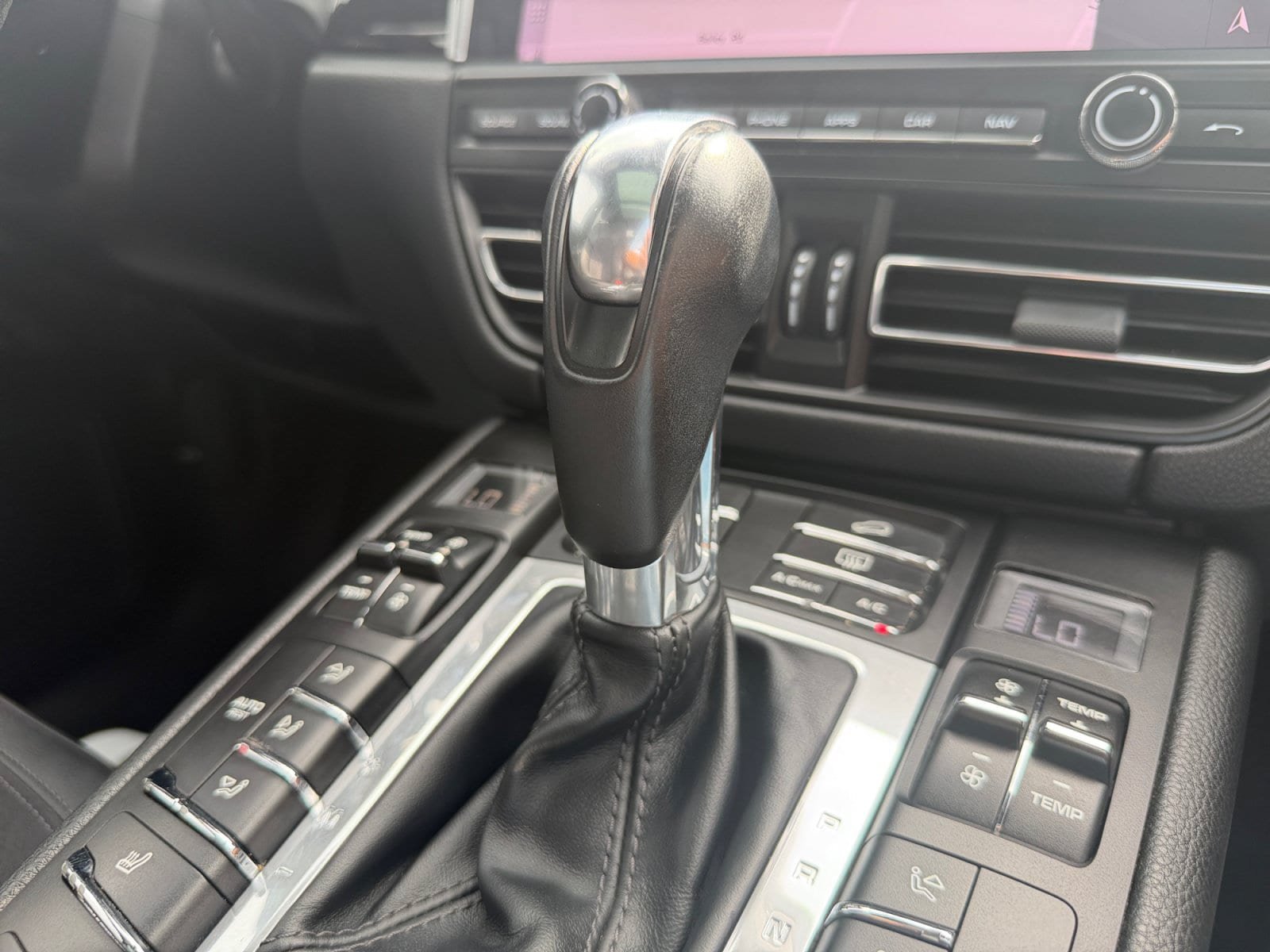 Used 2020 Porsche Macan AWD/4WD image 23